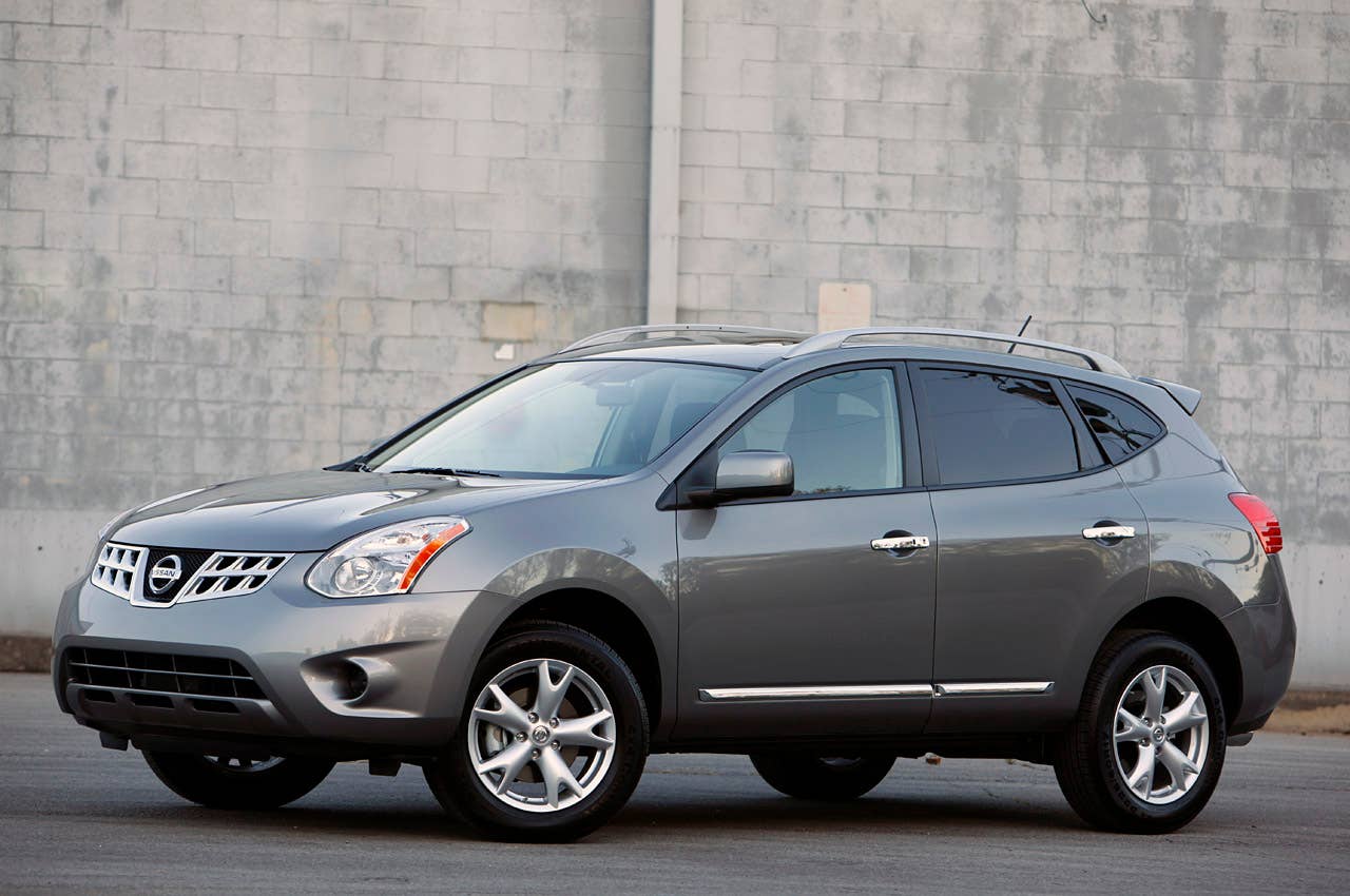 2011 Nissan Rogue front 3/4 view