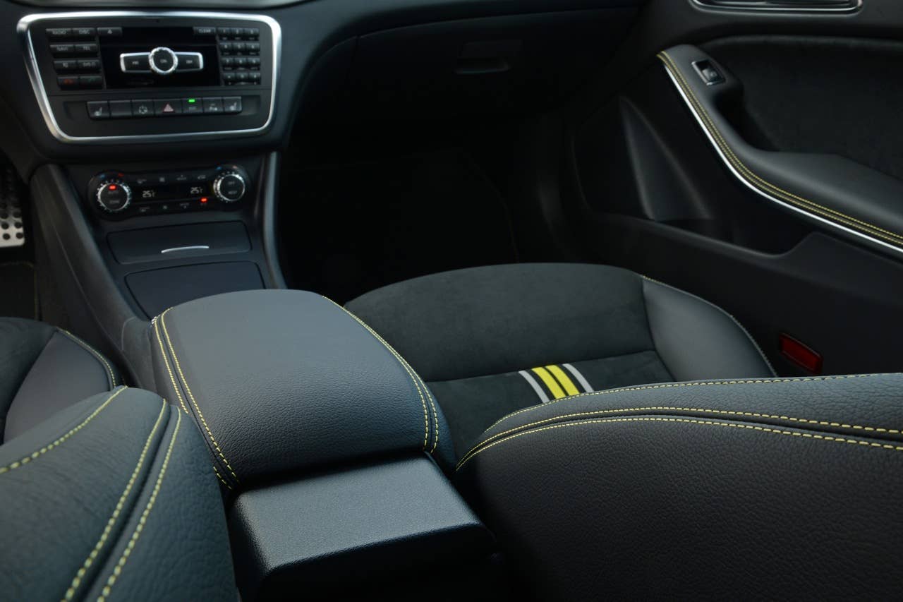 CLA; 250 Sport; 7G-DCT; designo polarsilber magno; Leder/Mikrofaser DINAMICA schwarz NEON ART