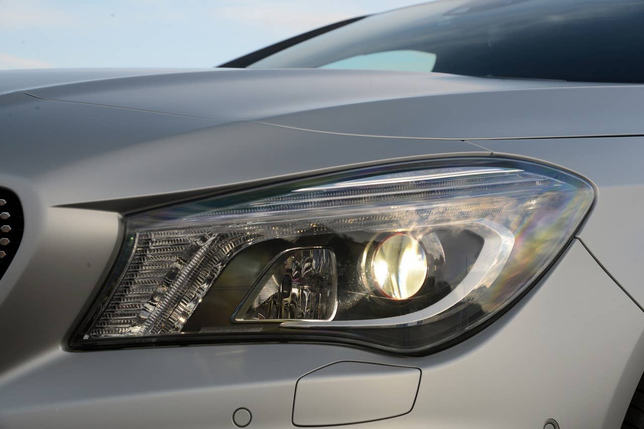 CLA; 250 Sport; 7G-DCT; designo polarsilber magno; Leder/Mikrofaser DINAMICA schwarz NEON ART