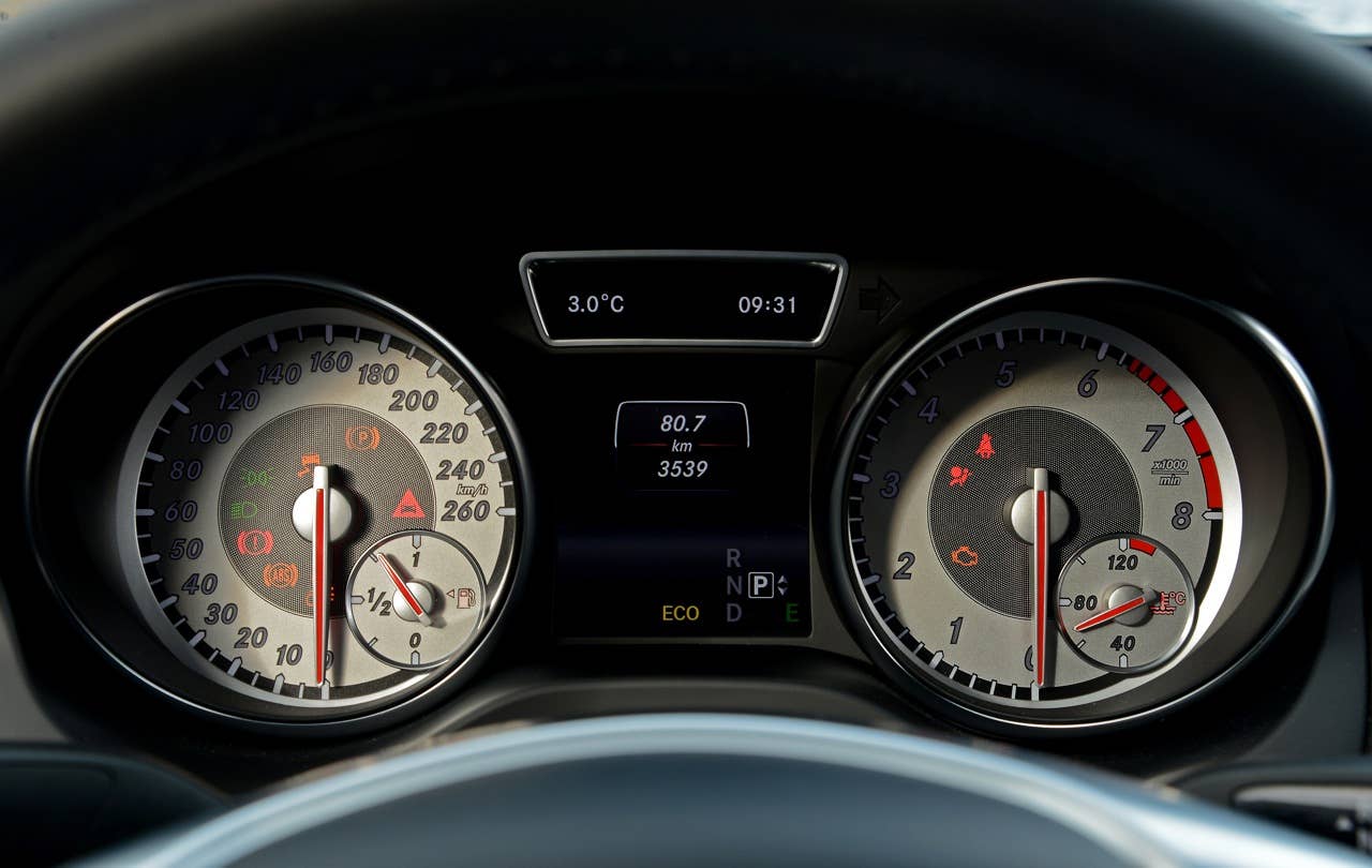 CLA; 250 Sport; 7G-DCT; designo polarsilber magno; Leder/Mikrofaser DINAMICA schwarz NEON ART