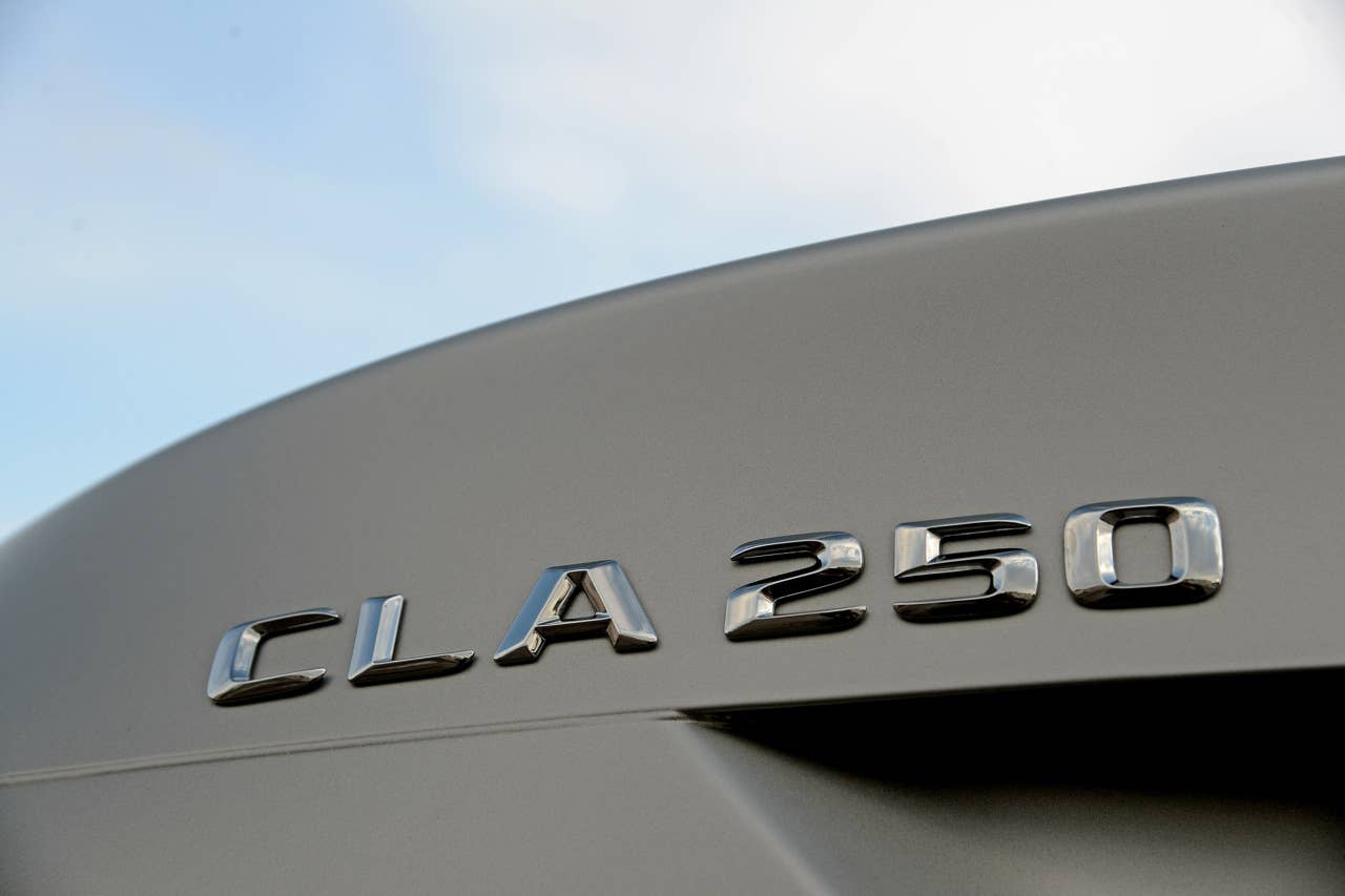 CLA; 250 Sport; 7G-DCT; designo polarsilber magno; Leder/Mikrofaser DINAMICA schwarz NEON ART