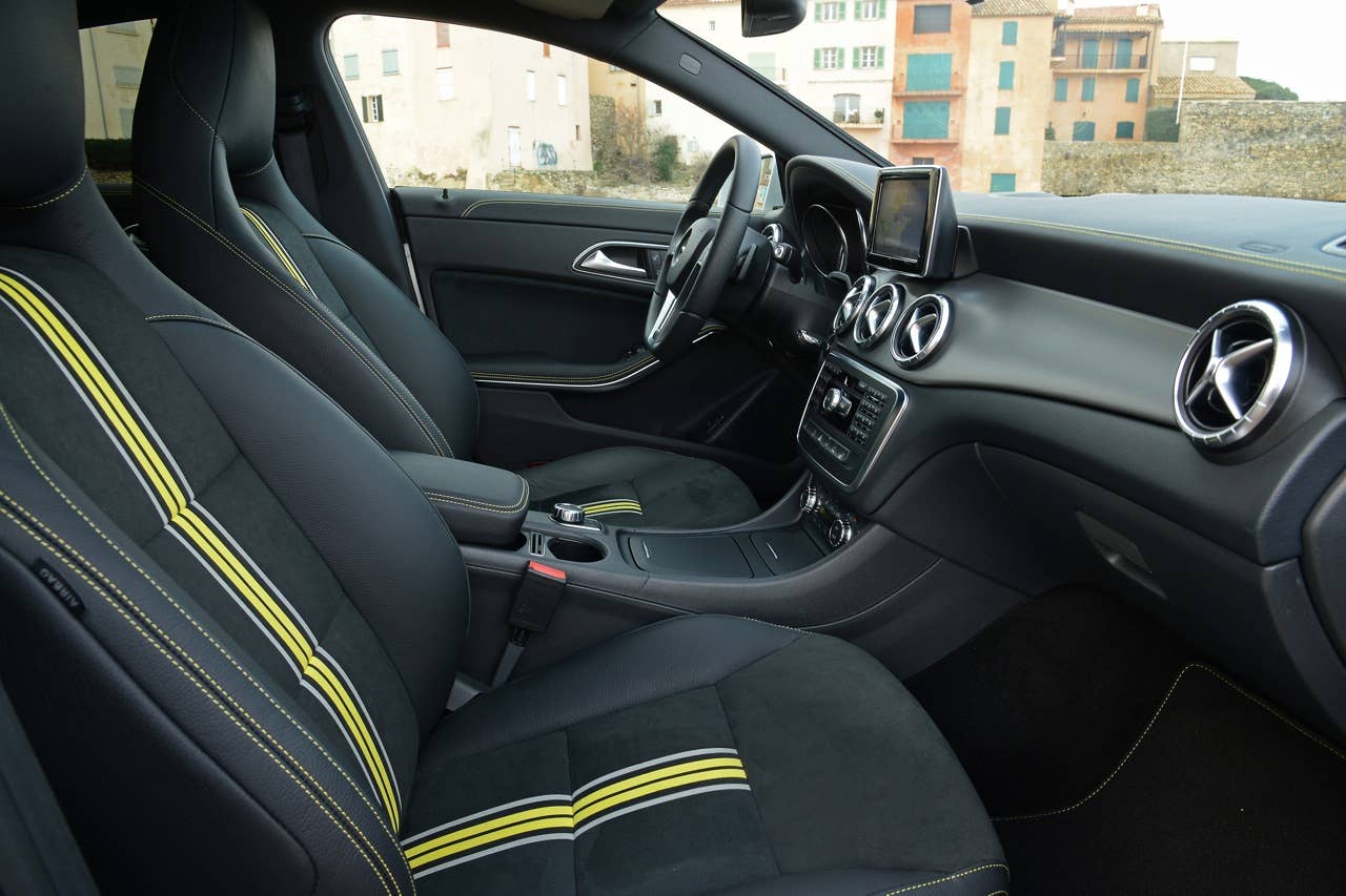 CLA; 250 Sport; 7G-DCT; designo polarsilber magno; Leder/Mikrofaser DINAMICA schwarz NEON ART