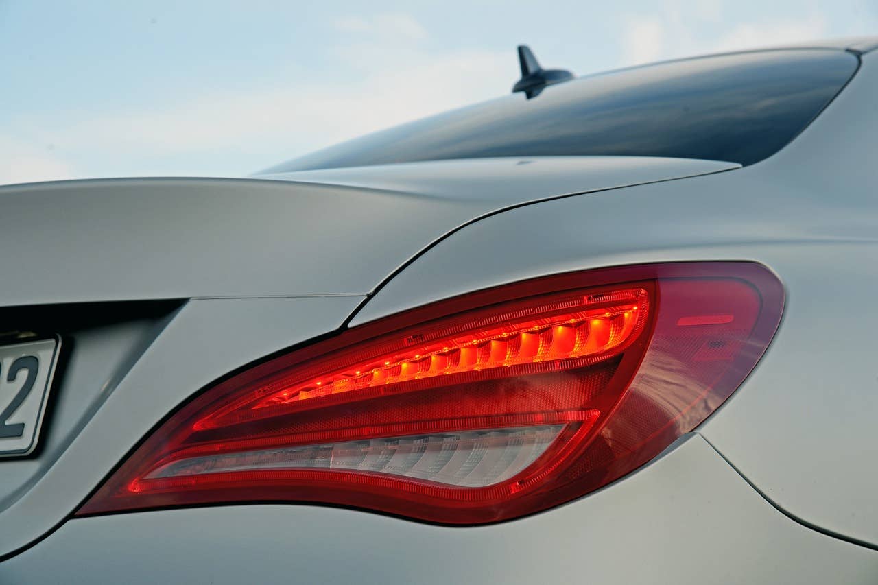 CLA; 250 Sport; 7G-DCT; designo polarsilber magno; Leder/Mikrofaser DINAMICA schwarz NEON ART