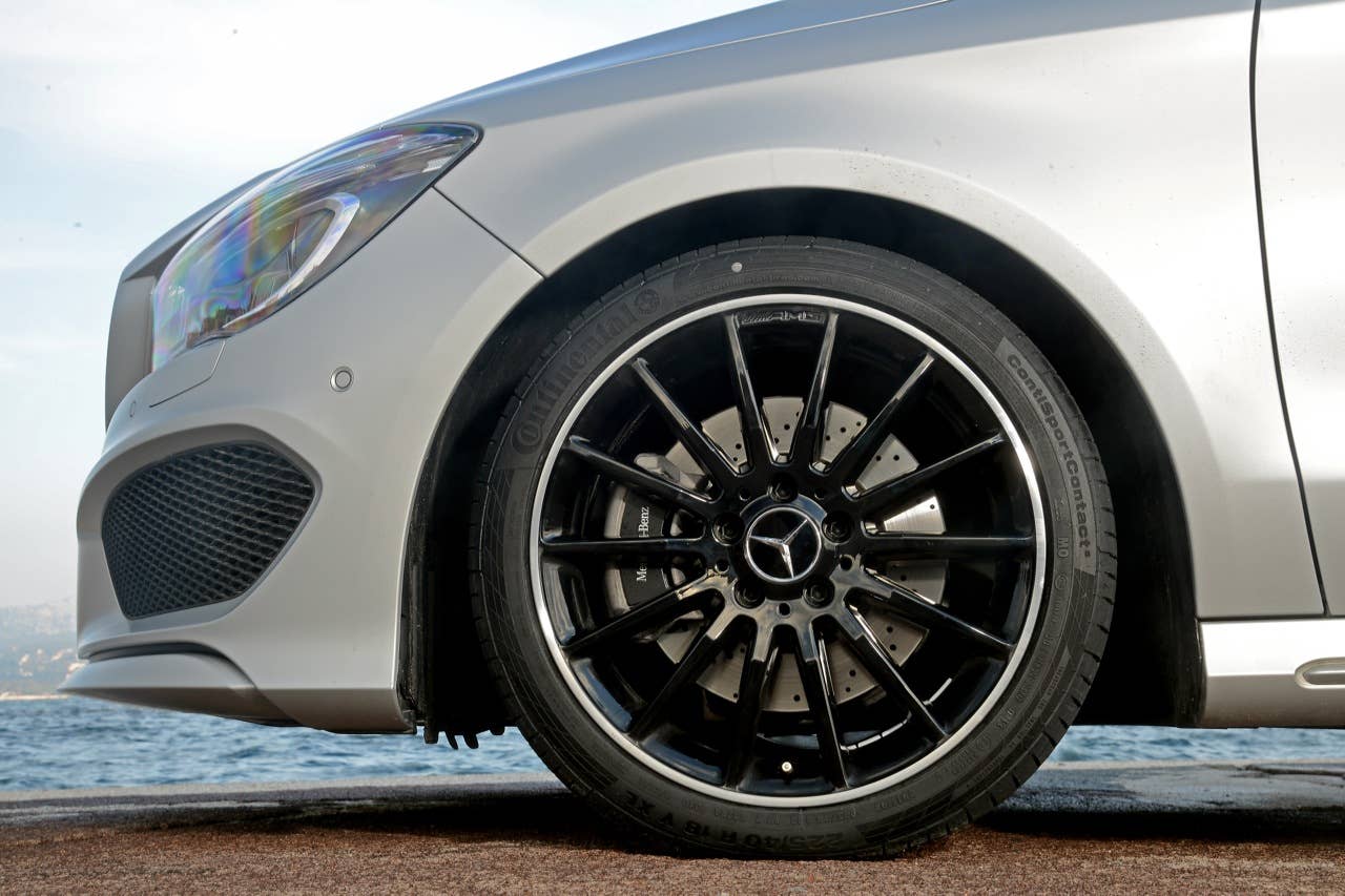 CLA; 250 Sport; 7G-DCT; designo polarsilber magno; Leder/Mikrofaser DINAMICA schwarz NEON ART