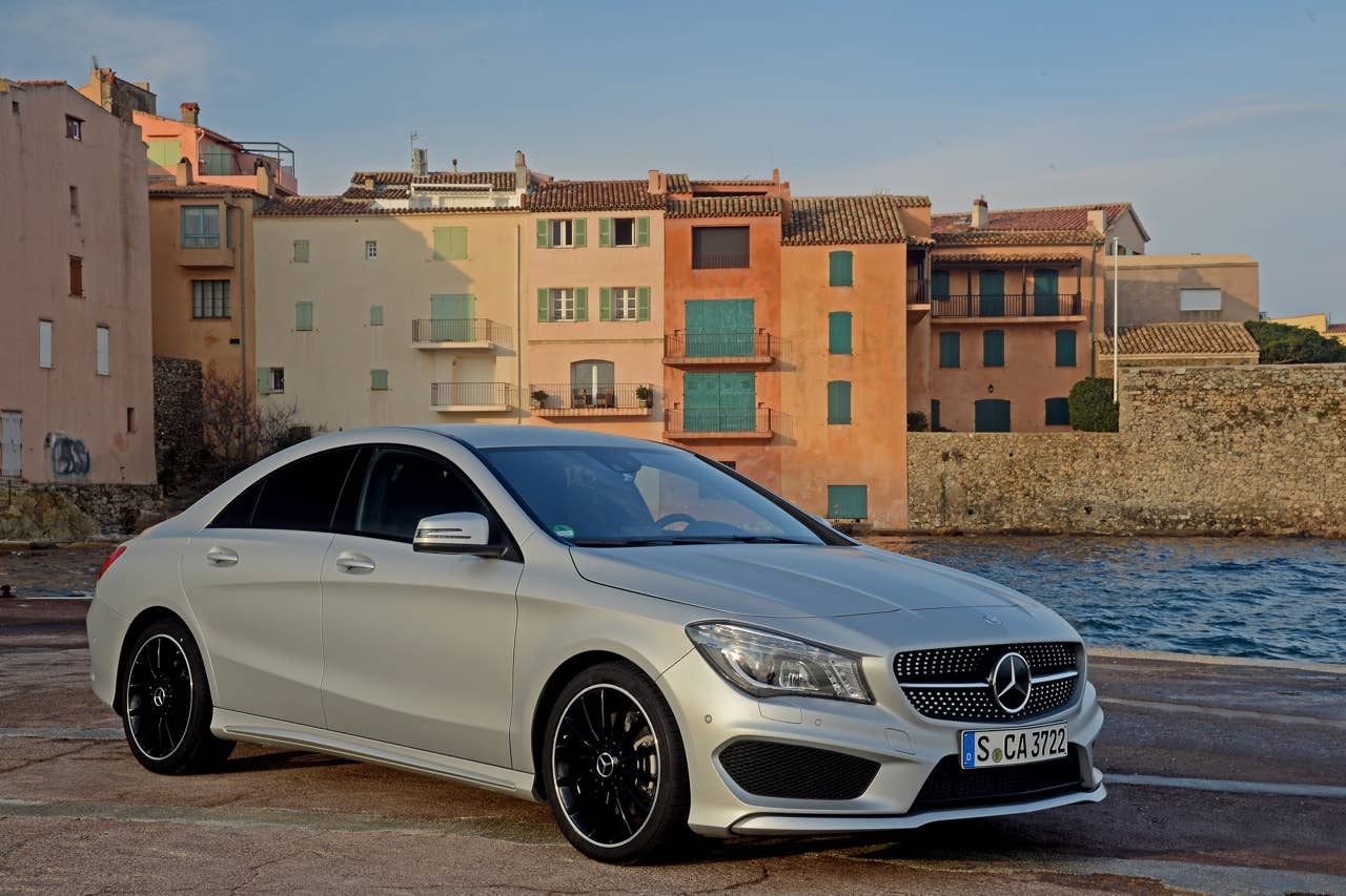 CLA; 250 Sport; 7G-DCT; designo polarsilber magno; Leder/Mikrofaser DINAMICA schwarz NEON ART