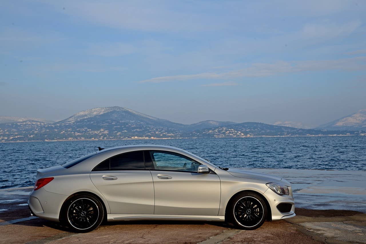 CLA; 250 Sport; 7G-DCT; designo polarsilber magno; Leder/Mikrofaser DINAMICA schwarz NEON ART