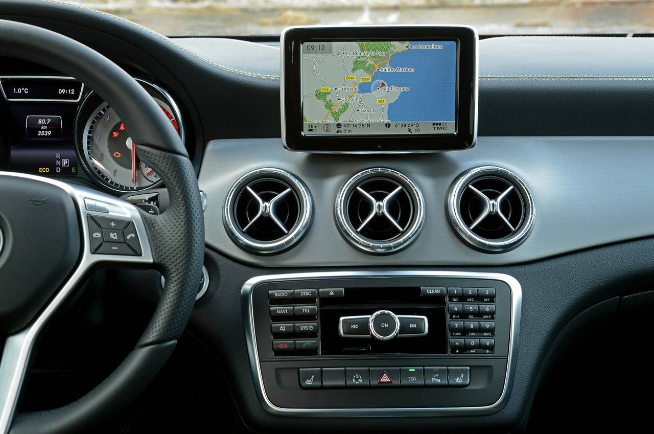 CLA; 250 Sport; 7G-DCT; designo polarsilber magno; Leder/Mikrofaser DINAMICA schwarz NEON ART