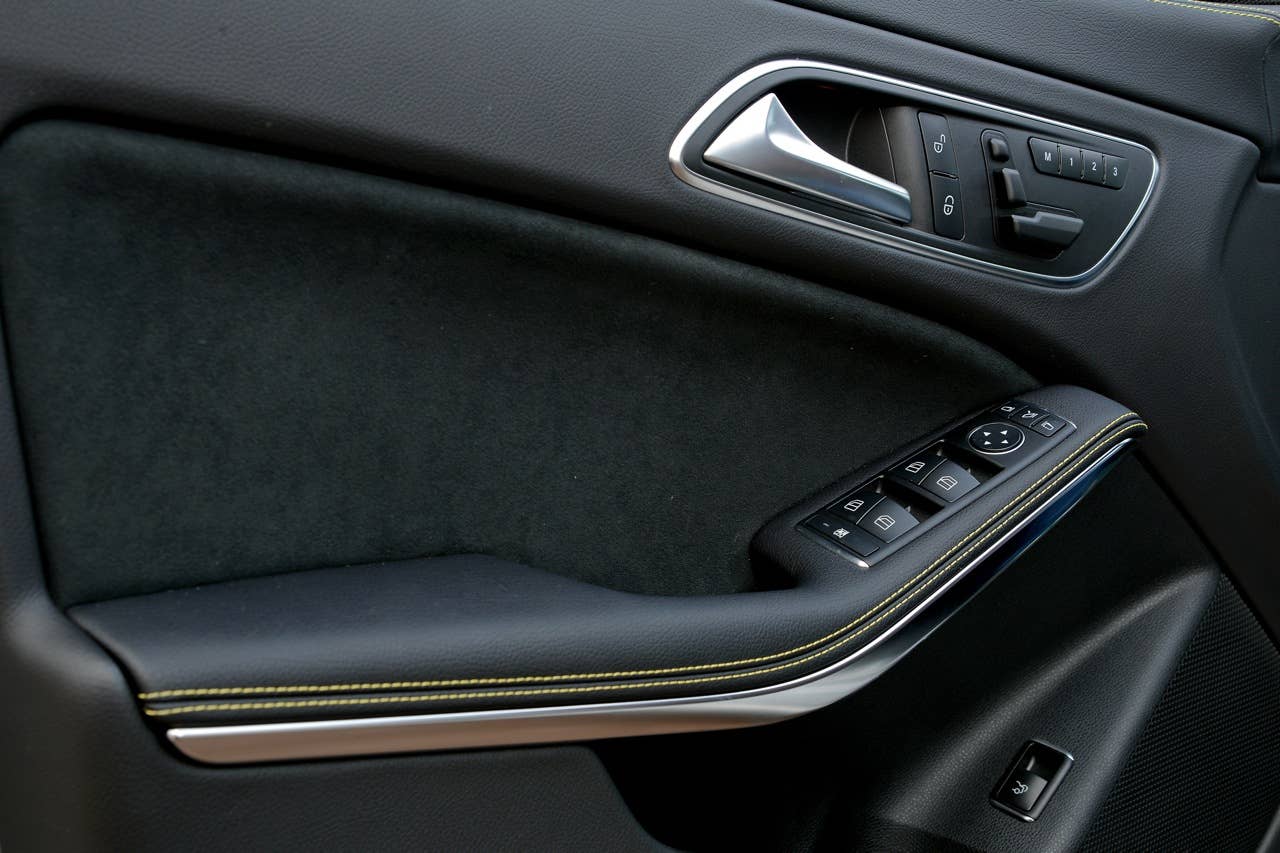 CLA; 250 Sport; 7G-DCT; designo polarsilber magno; Leder/Mikrofaser DINAMICA schwarz NEON ART