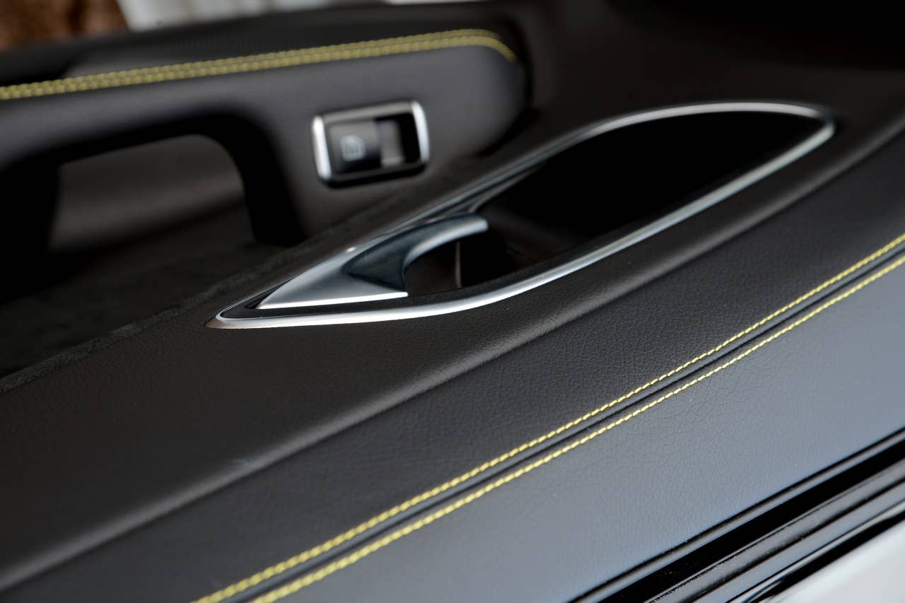 CLA; 250 Sport; 7G-DCT; designo polarsilber magno; Leder/Mikrofaser DINAMICA schwarz NEON ART