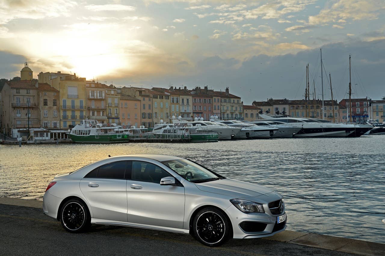 CLA; 250 Sport; 7G-DCT; designo polarsilber magno; Leder/Mikrofaser DINAMICA schwarz NEON ART