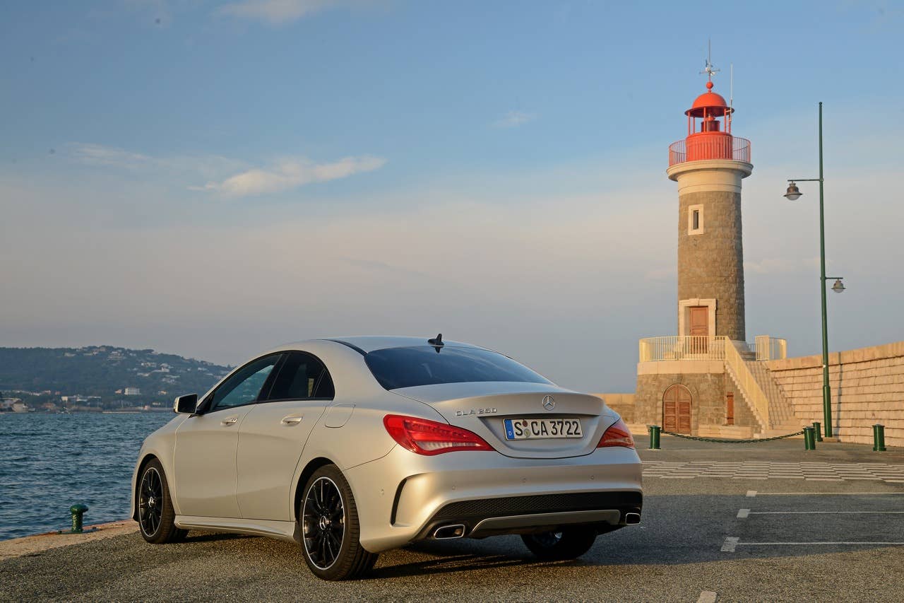 CLA; 250 Sport; 7G-DCT; designo polarsilber magno; Leder/Mikrofaser DINAMICA schwarz NEON ART