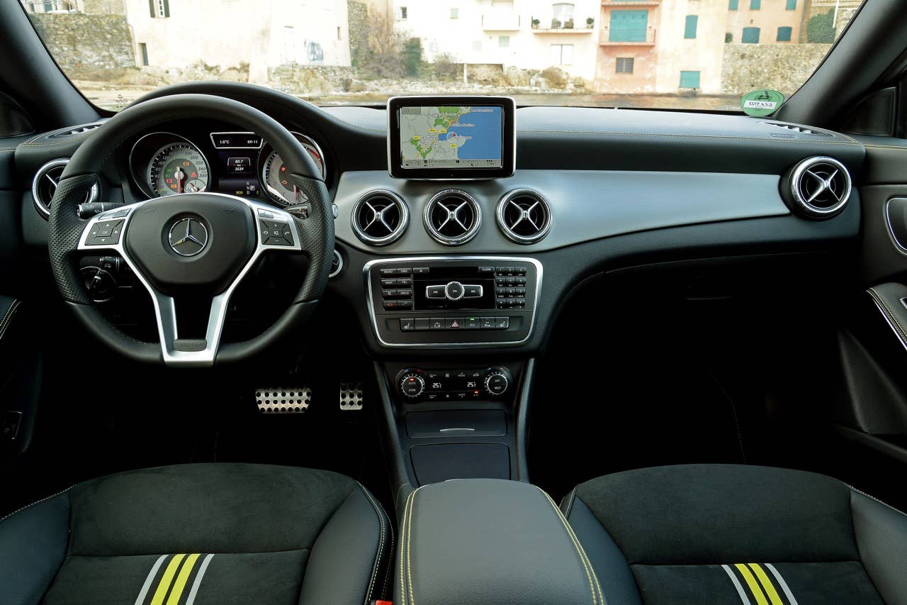CLA; 250 Sport; 7G-DCT; designo polarsilber magno; Leder/Mikrofaser DINAMICA schwarz NEON ART