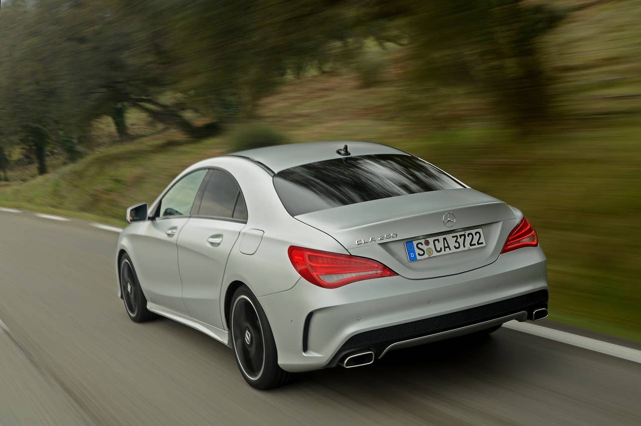 CLA; 250 Sport; 7G-DCT; designo polarsilber magno; Leder/Mikrofaser DINAMICA schwarz NEON ART