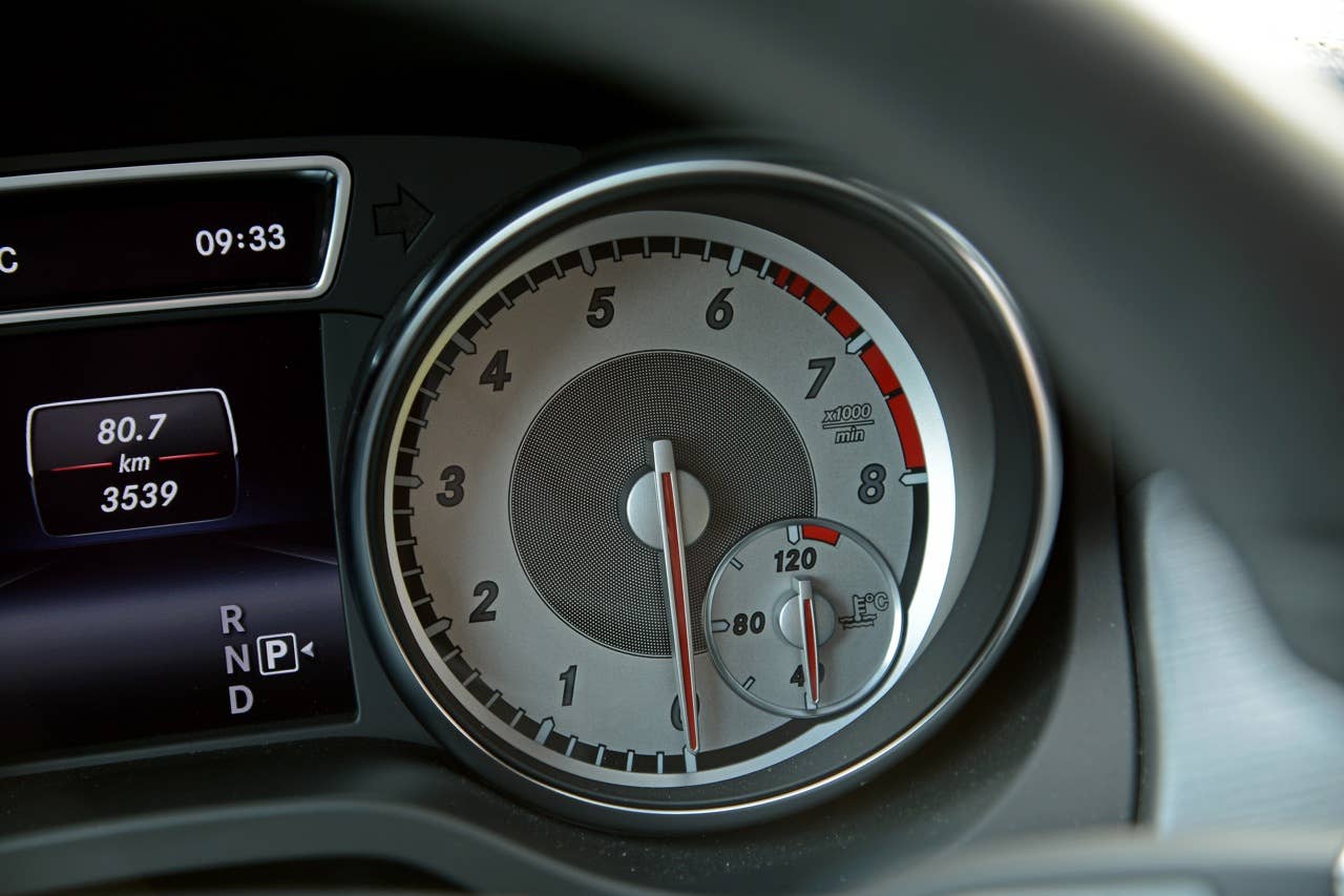 CLA; 250 Sport; 7G-DCT; designo polarsilber magno; Leder/Mikrofaser DINAMICA schwarz NEON ART