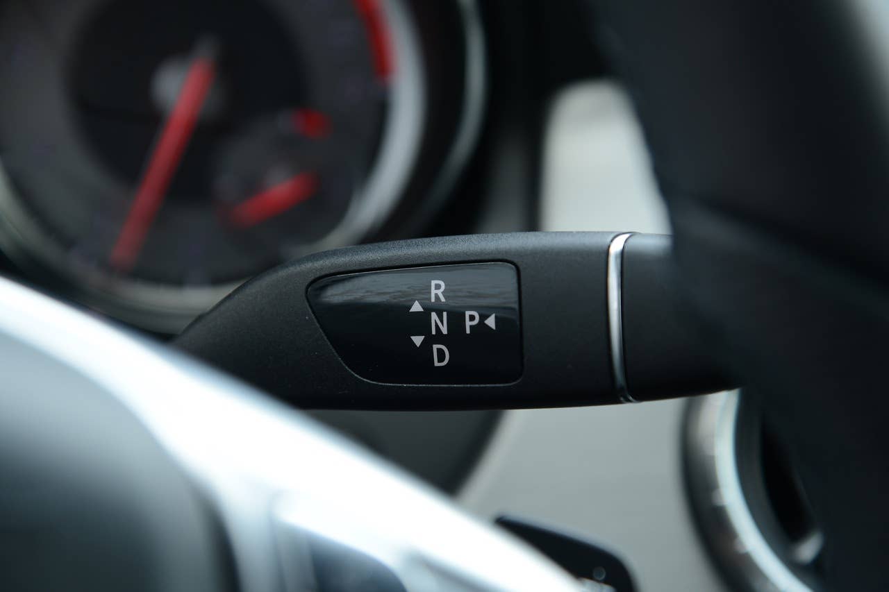 CLA; 250 Sport; 7G-DCT; designo polarsilber magno; Leder/Mikrofaser DINAMICA schwarz NEON ART