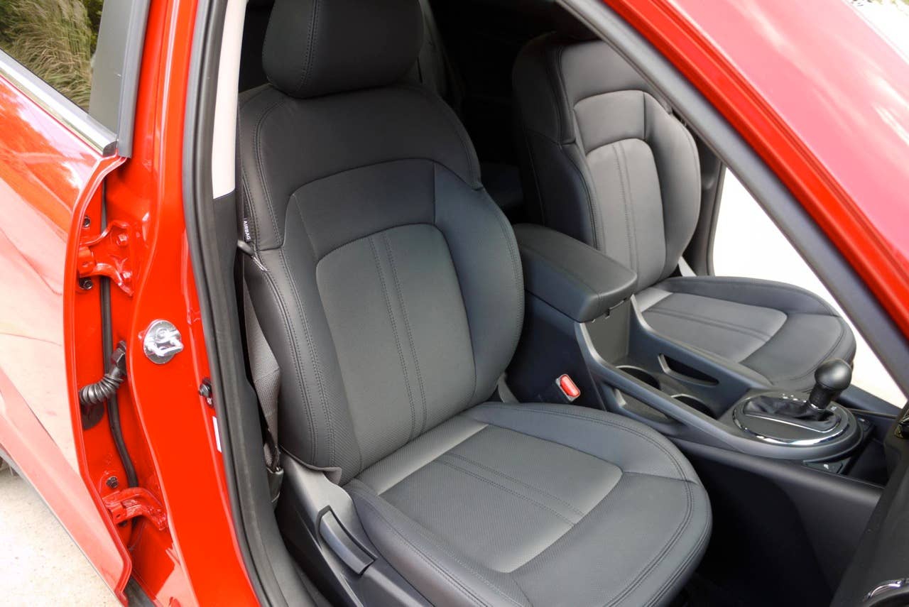 2011 Kia Sportage front seats