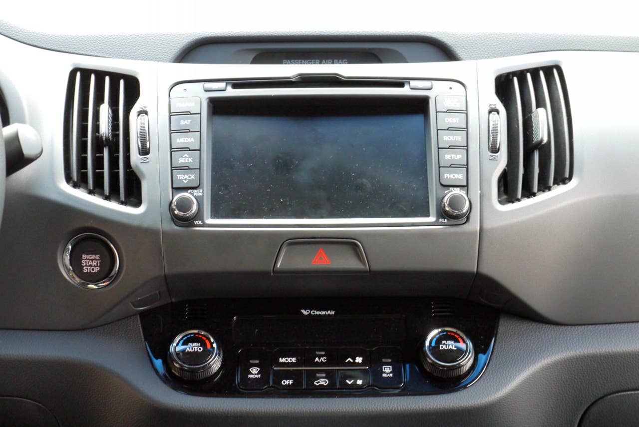 2011 Kia Sportage center stack