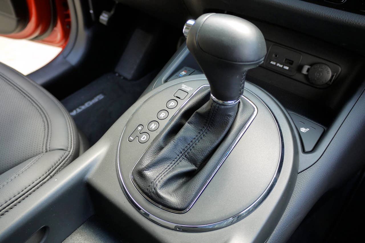 2011 Kia Sportage gear shift