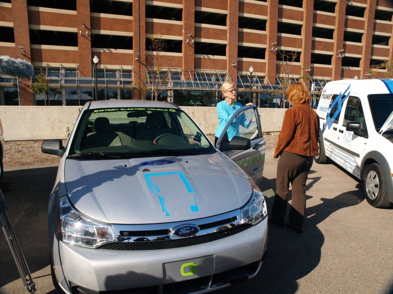 Michigan Governor Granholm drives plug-in cars