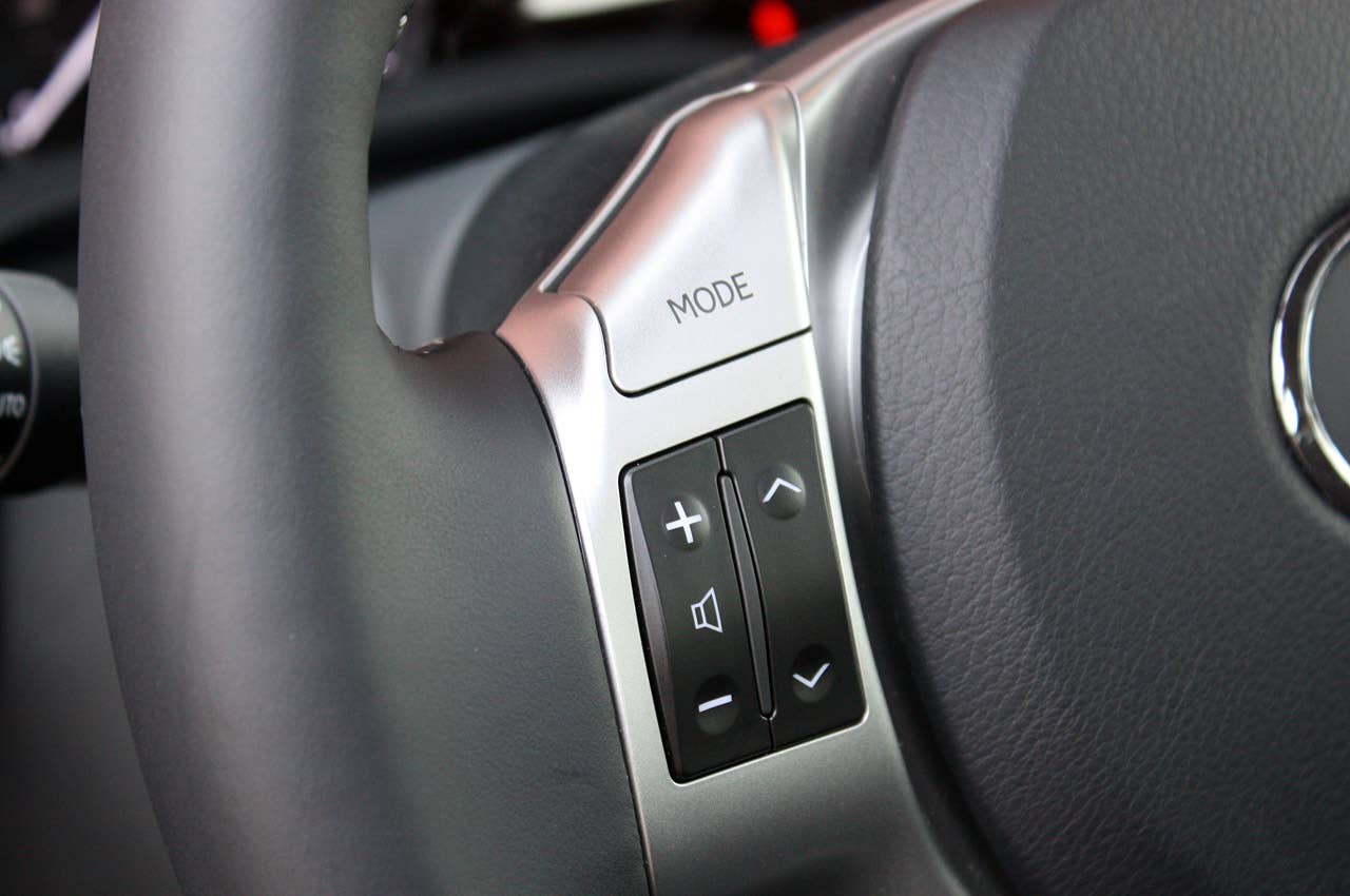 2011 Lexus CT 200h steering wheel controls