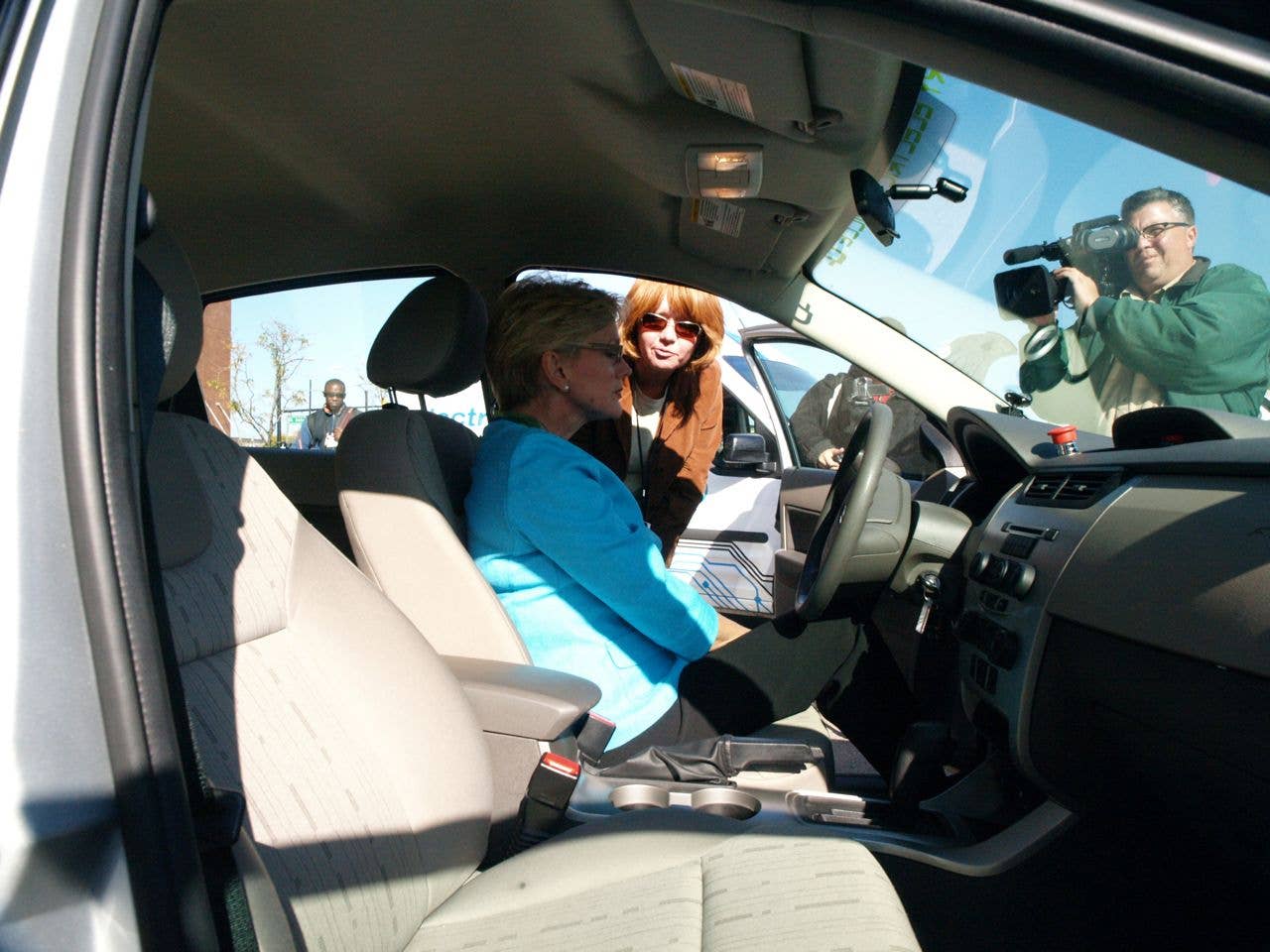 Michigan Governor Granholm drives plug-in cars