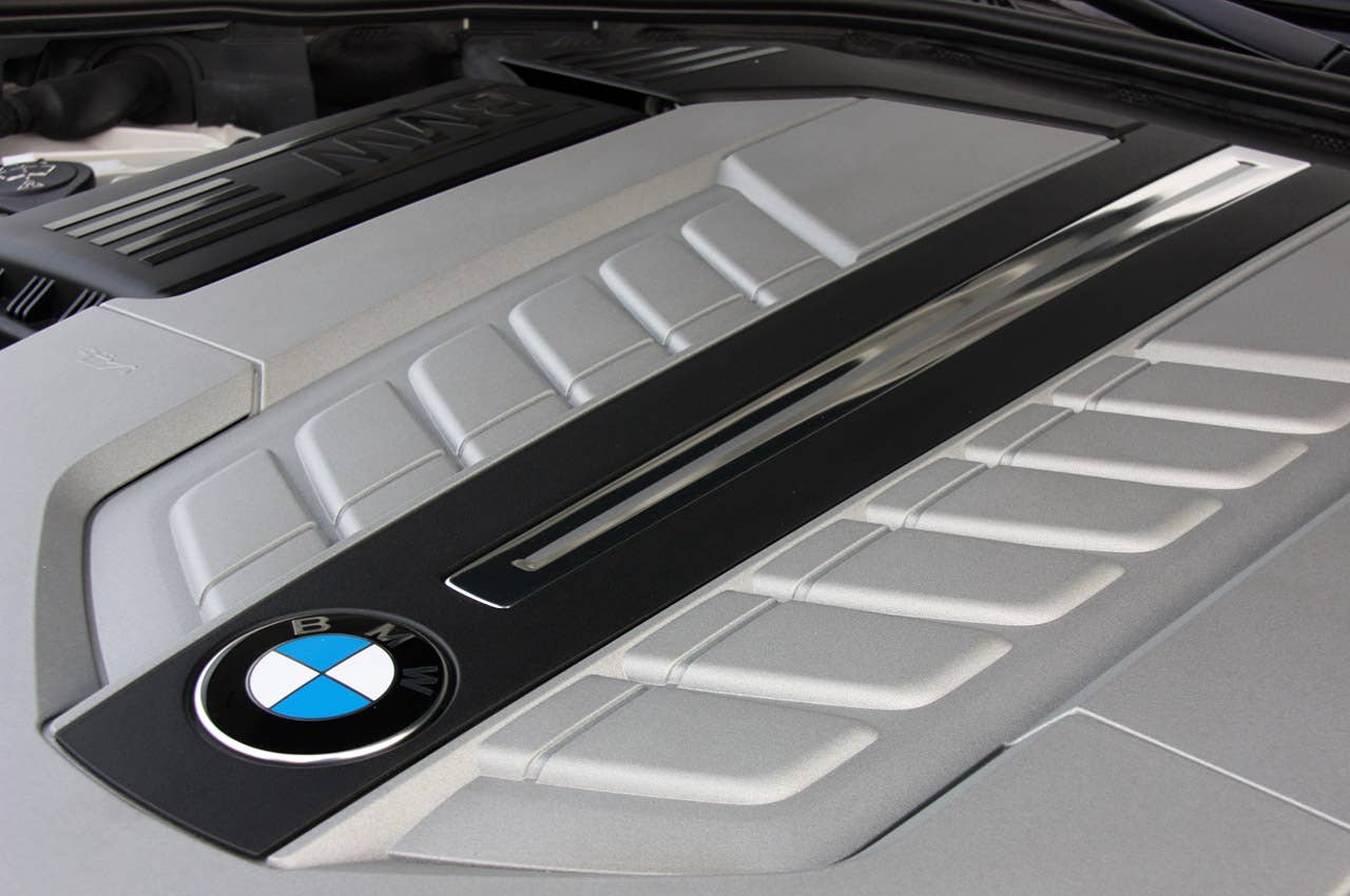 2010 BMW 760Li engine detail