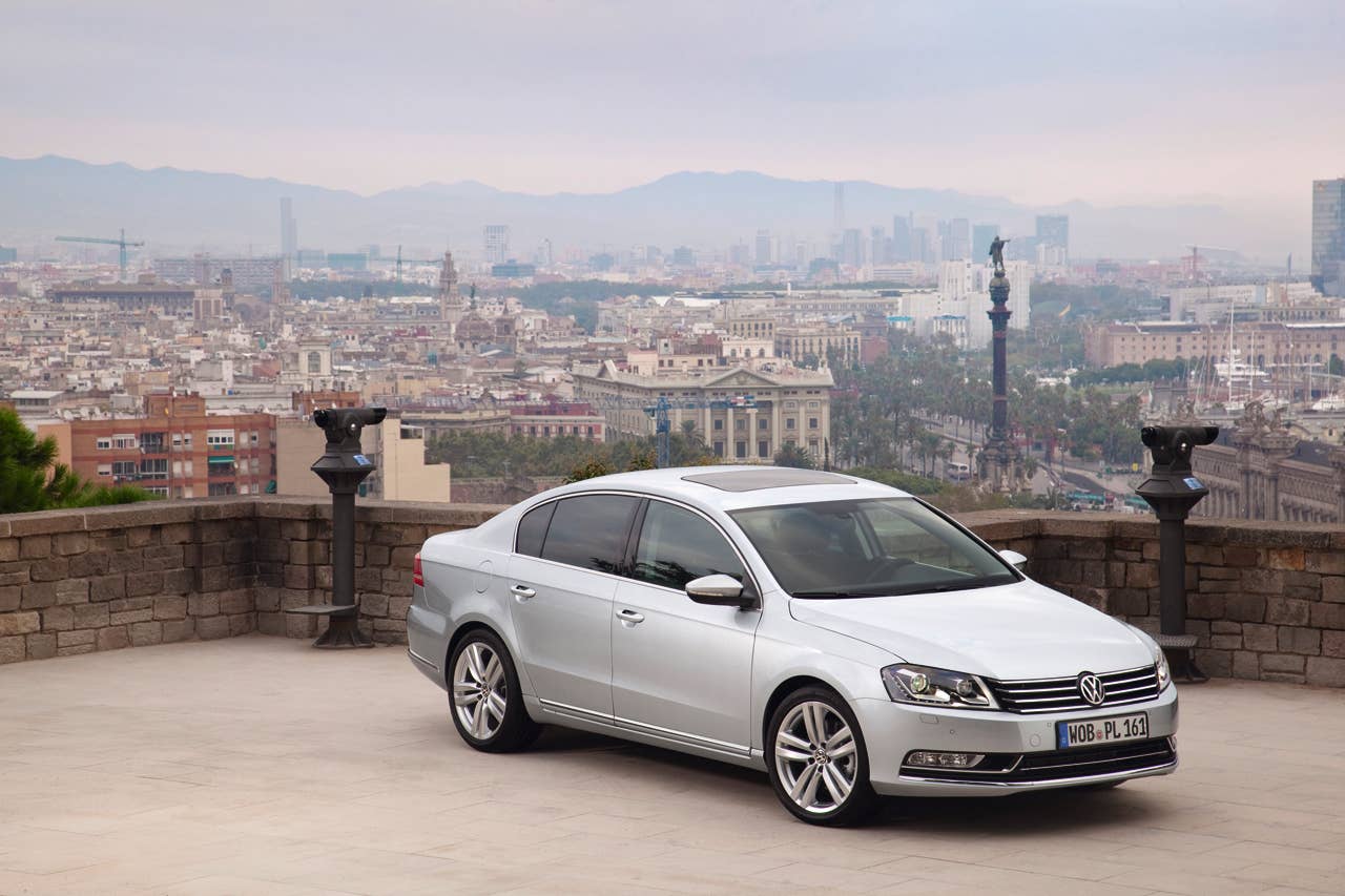 2011 Volkswagen Passat front 3/4