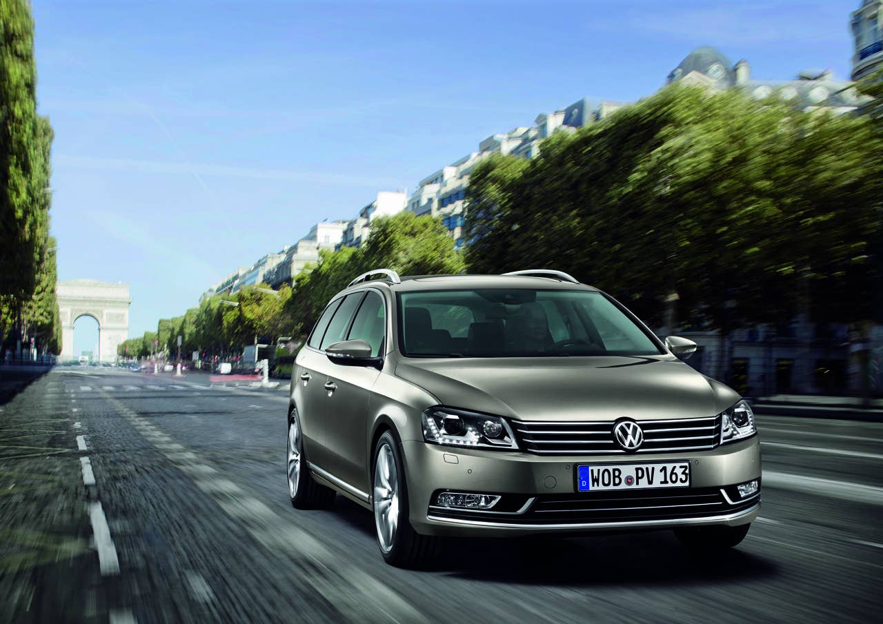 2011 Volkswagen Passat Wagon front 3/4