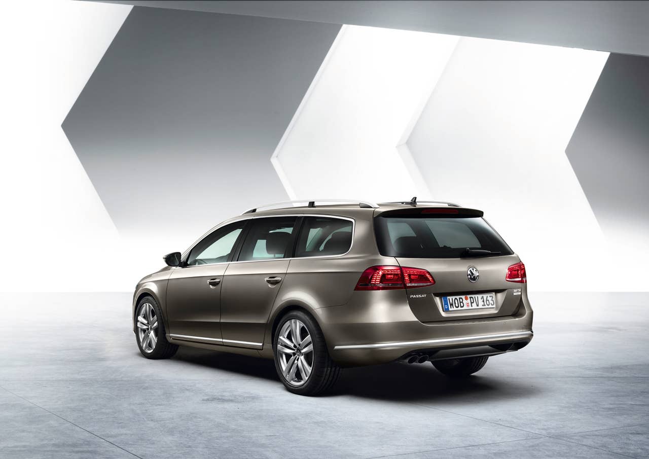 2011 Volkswagen Passat Wagon rear 3/4