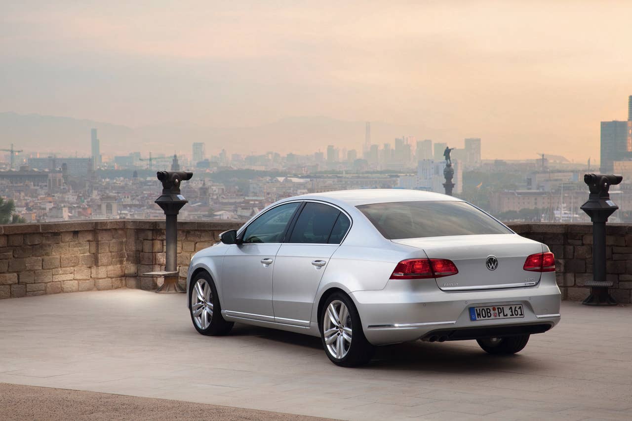 2011 Volkswagen Passat rear 3/4