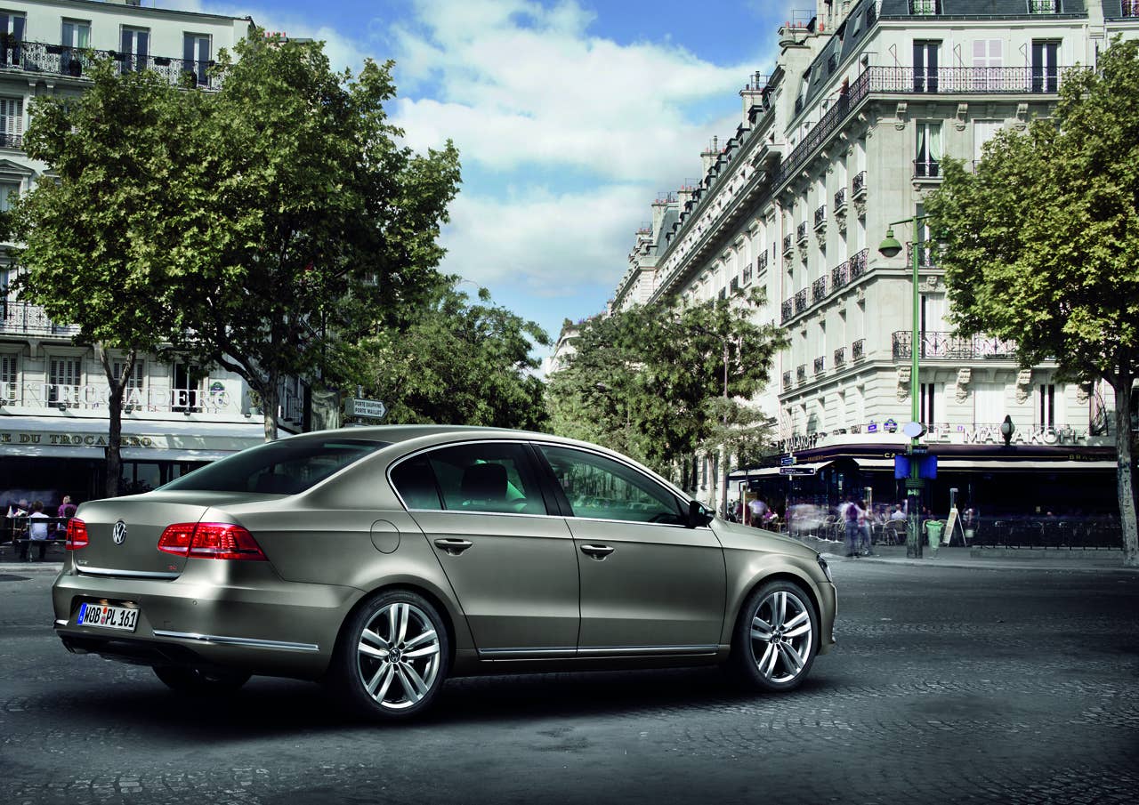 2011 Volkswagen Passat rear 3/4