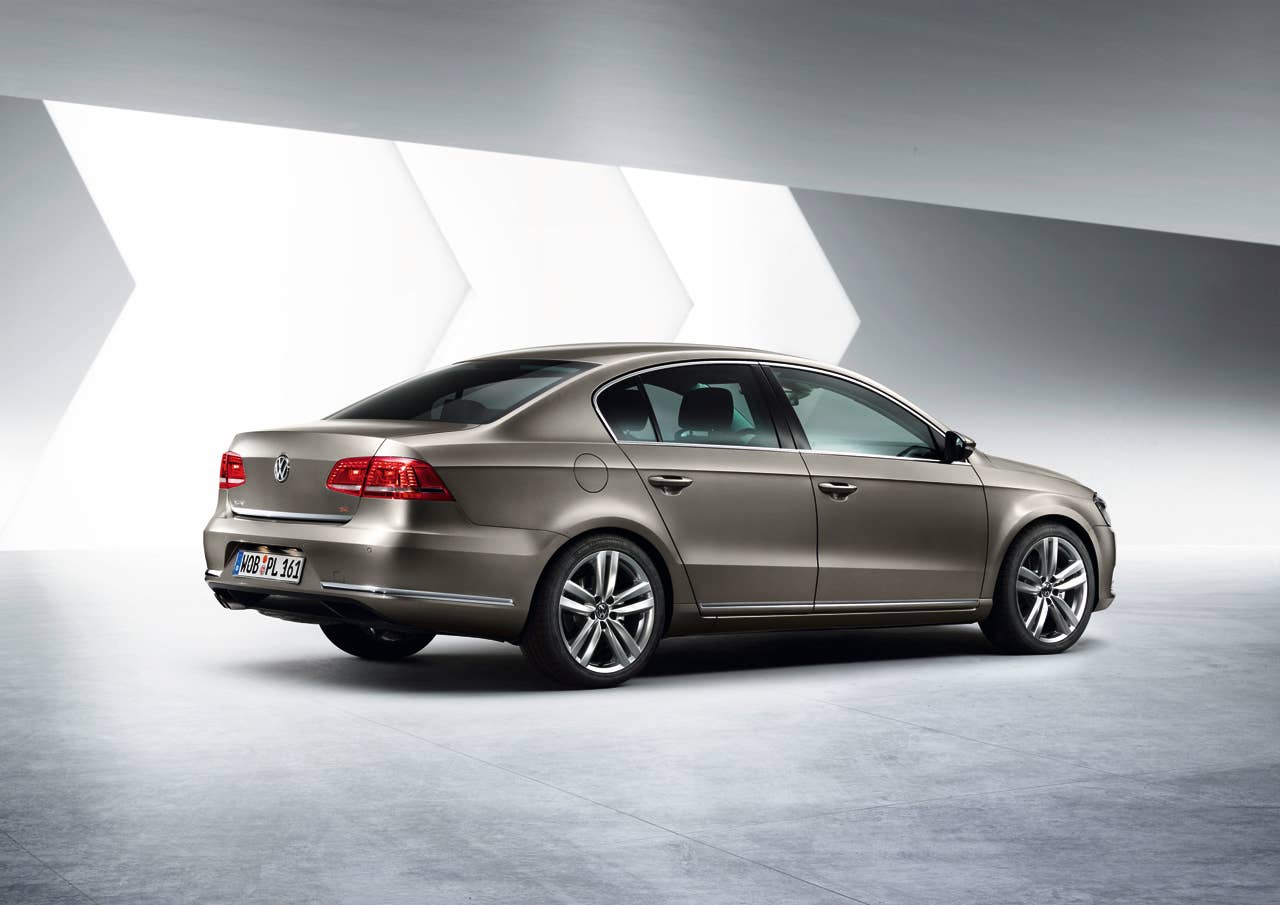2011 Volkswagen Passat rear 3/4