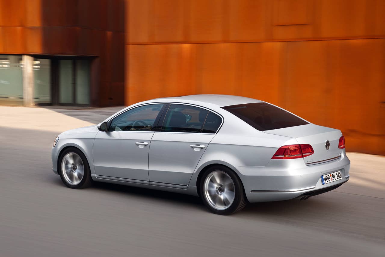 2011 Volkswagen Passat rear 3/4
