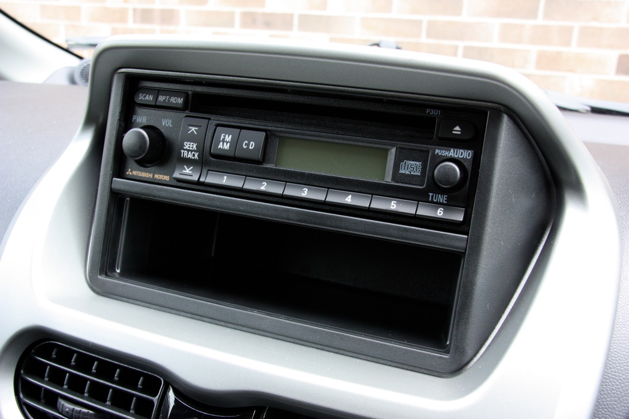 2010 Mitsubishi i-MiEV (JDM) stereo controls