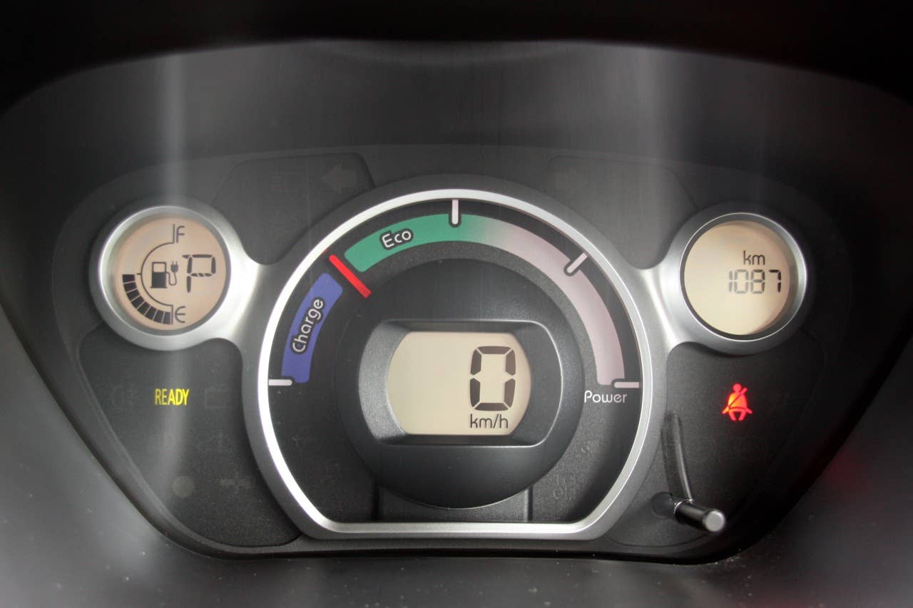 2010 Mitsubishi i-MiEV (JDM) gauges