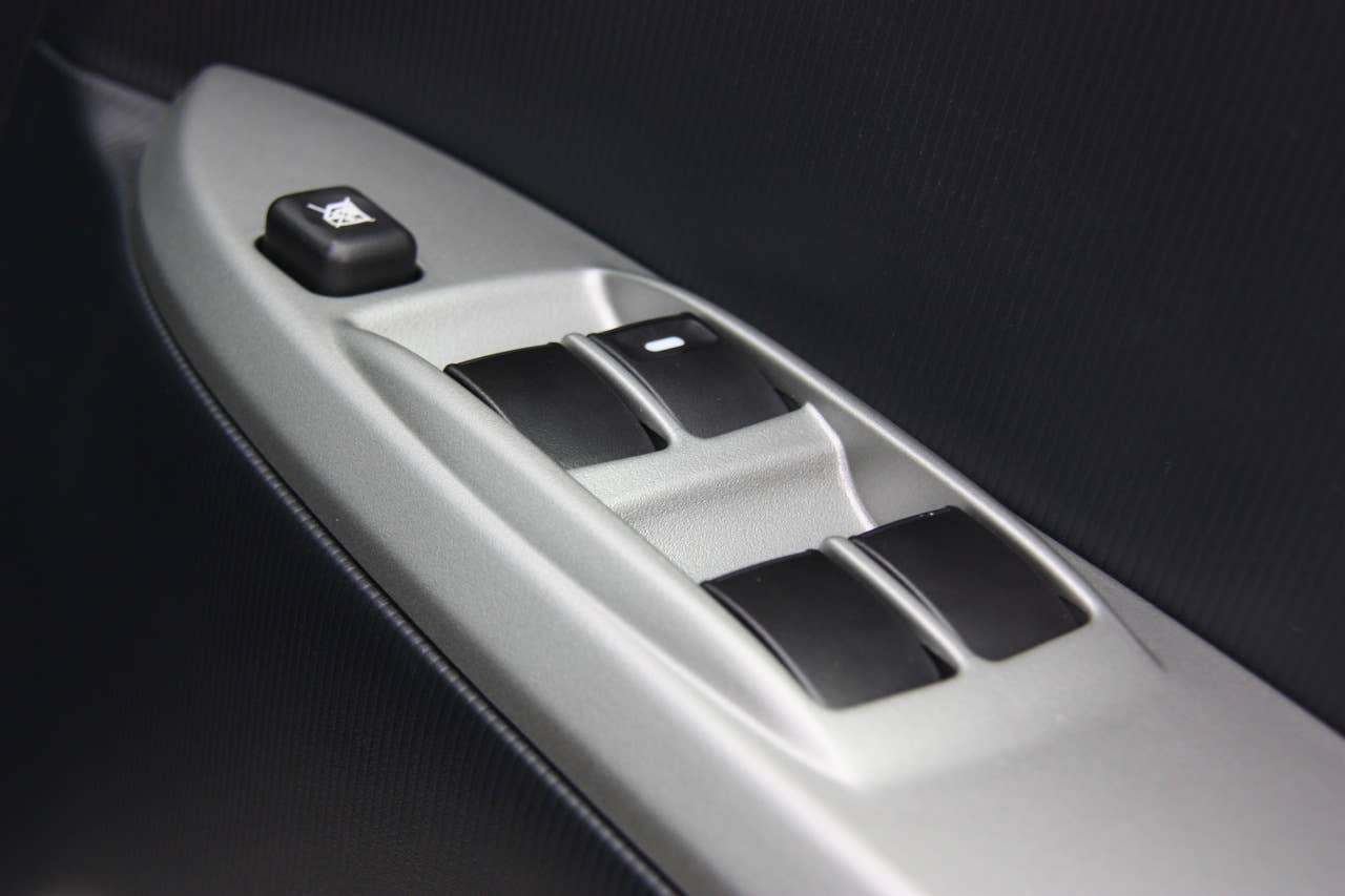 2010 Mitsubishi i-MiEV (JDM) window controls