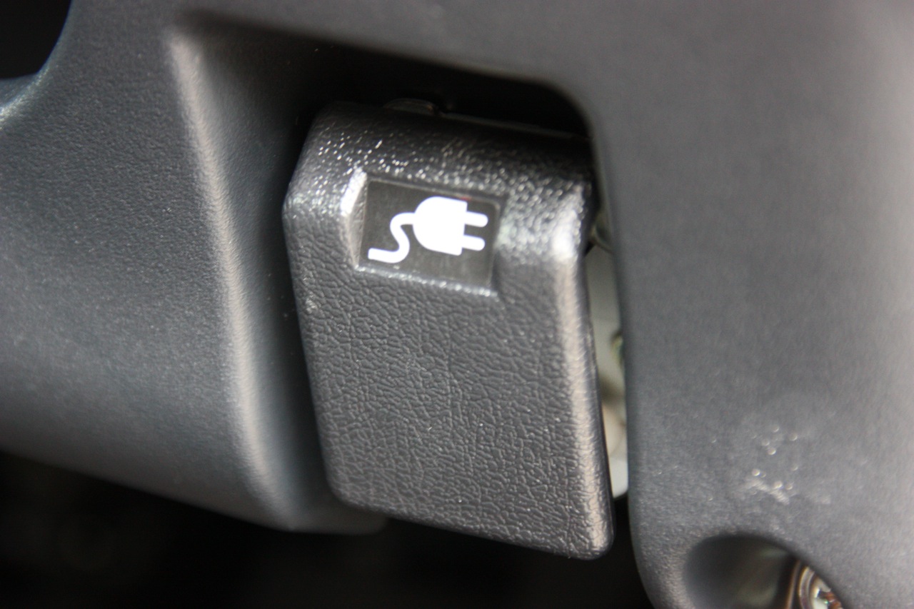 2010 Mitsubishi i-MiEV (JDM) charging port door release