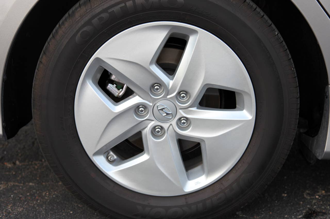 2011 Hyundai Sonata Hybrid wheel