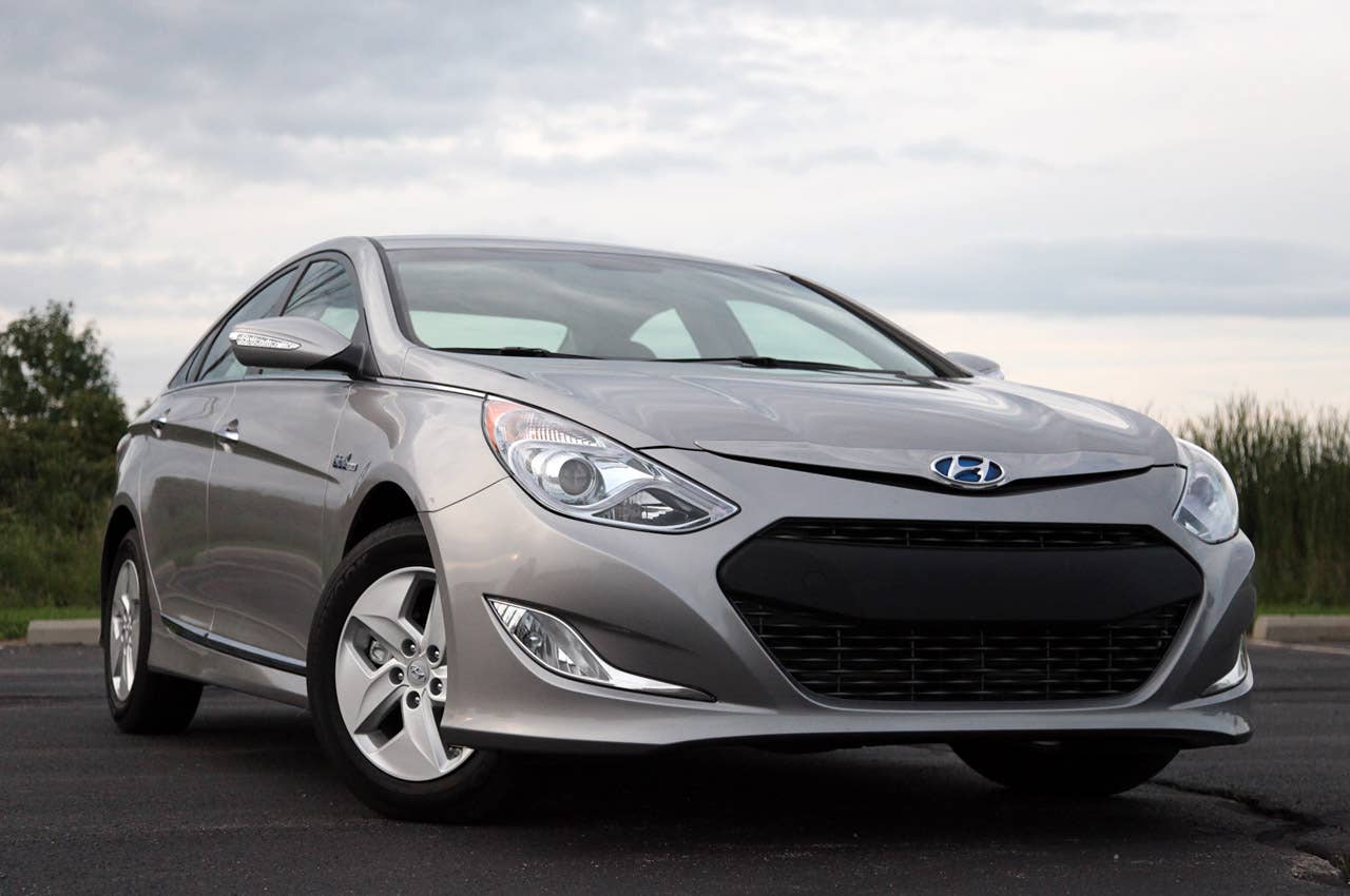 2011 Hyundai Sonata Hybrid front 3/4 view