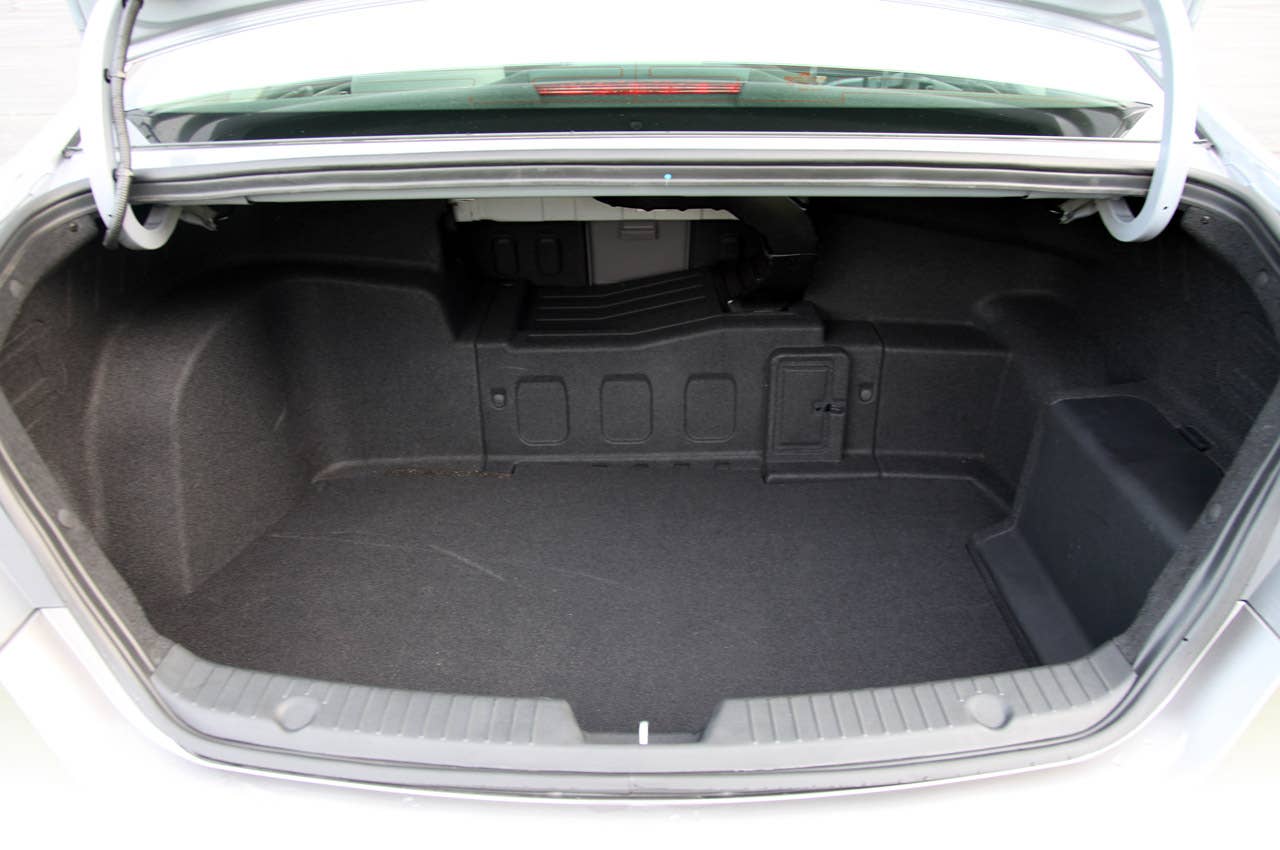 2011 Hyundai Sonata Hybrid trunk