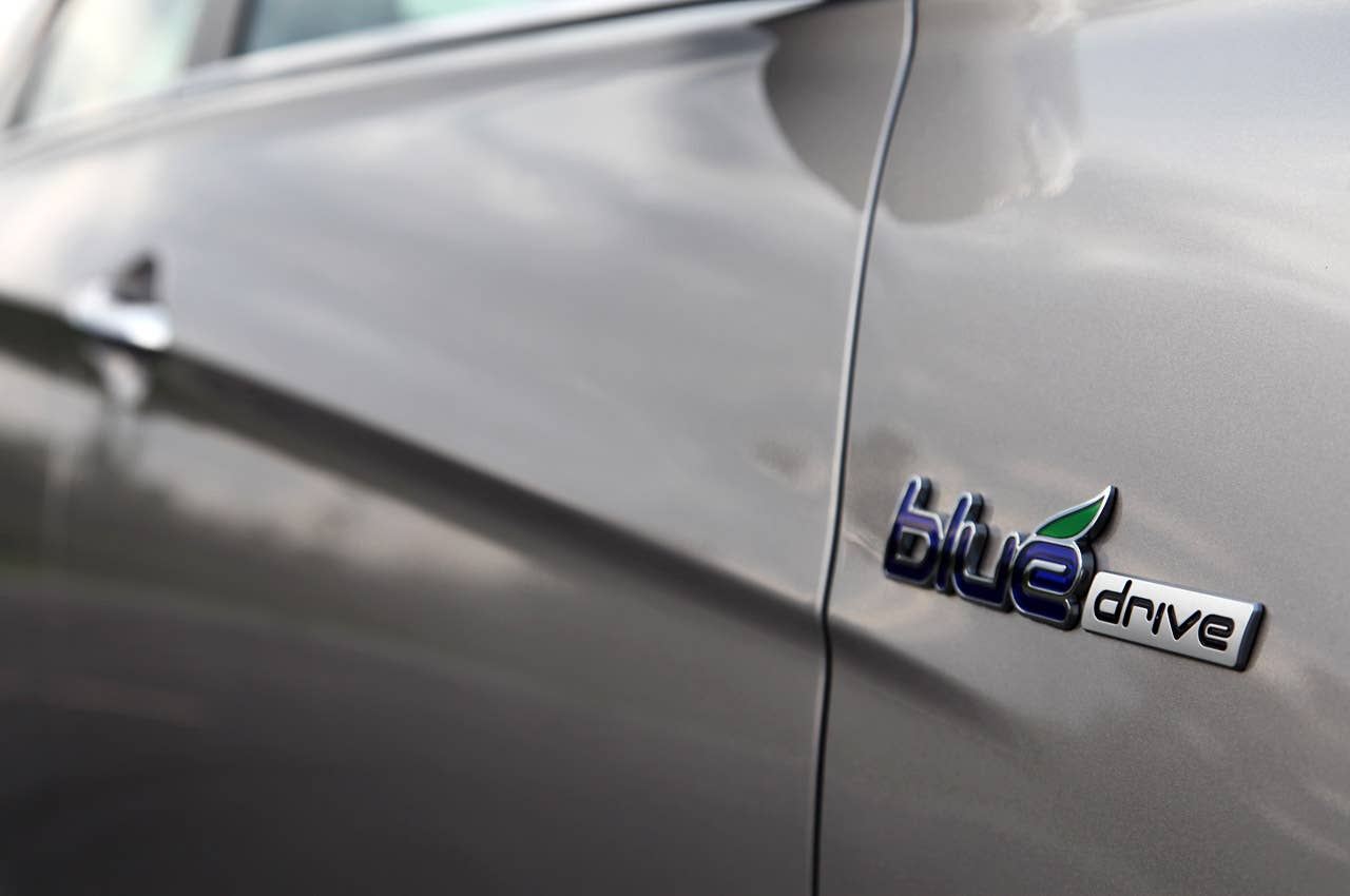 2011 Hyundai Sonata Hybrid badge