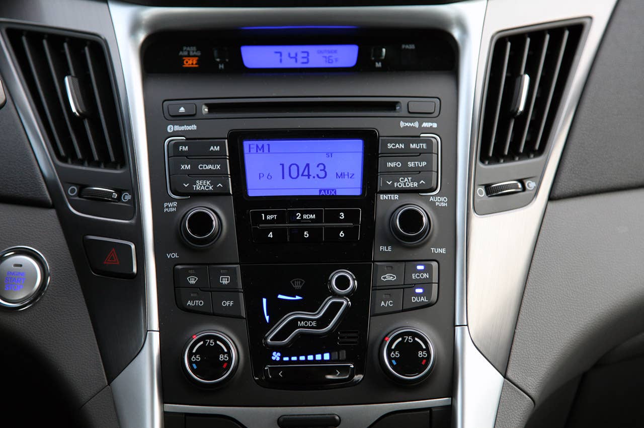 2011 Hyundai Sonata Hybrid instrument panel