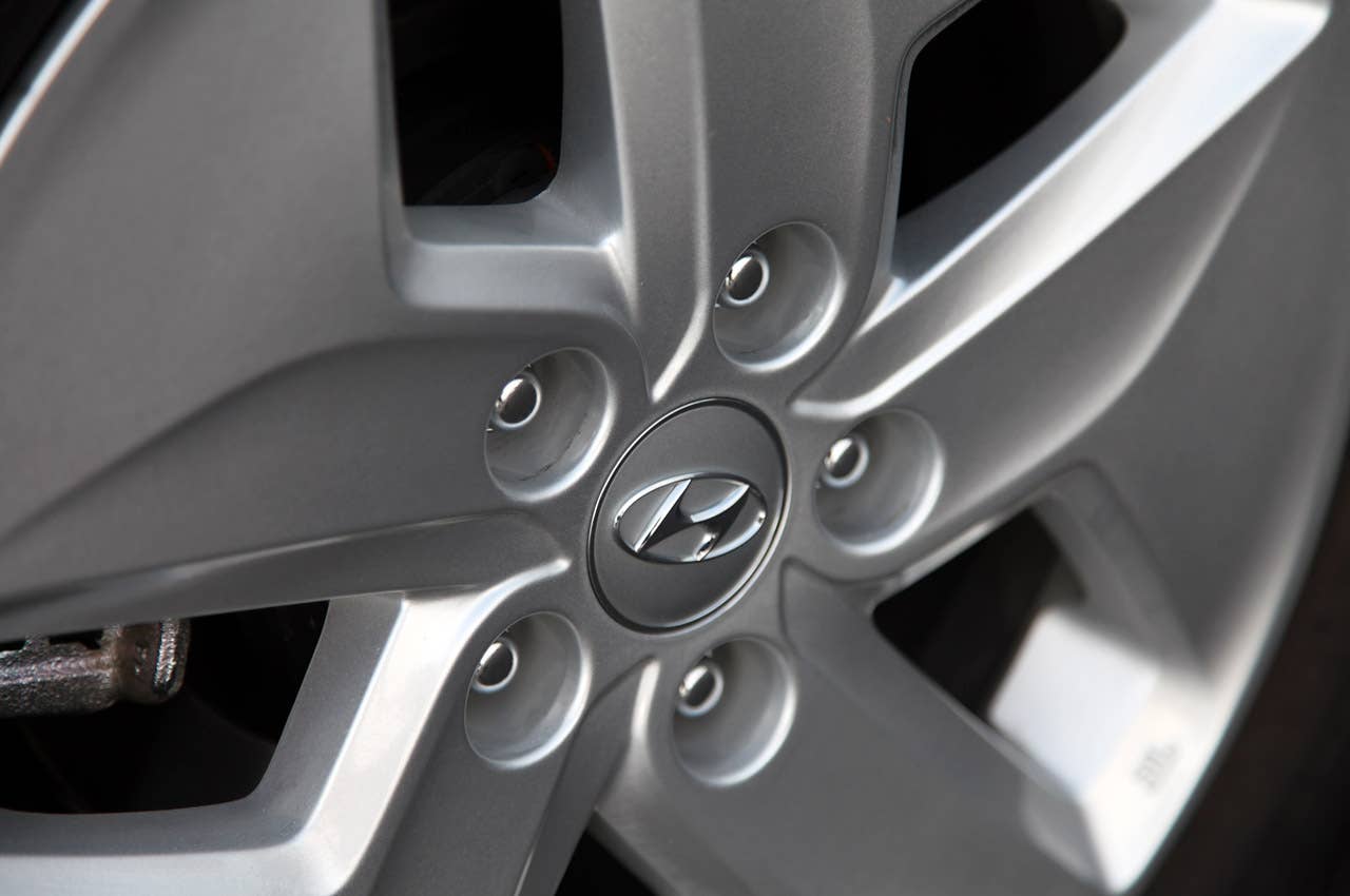 2011 Hyundai Sonata Hybrid wheel detail