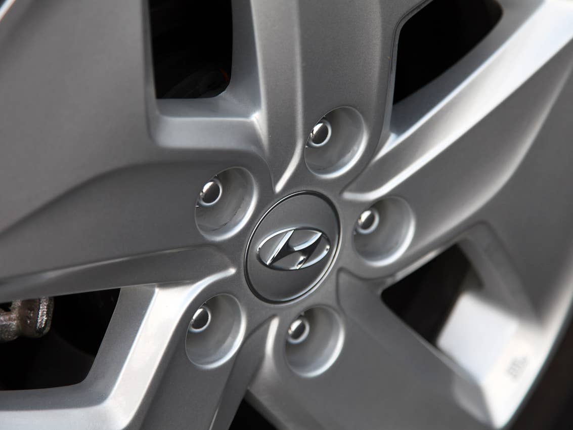 2011 Hyundai Sonata Hybrid wheel detail