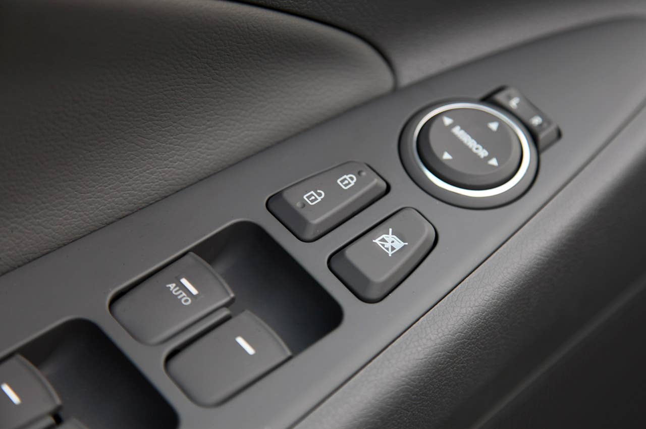 2011 Hyundai Sonata Hybrid door controls