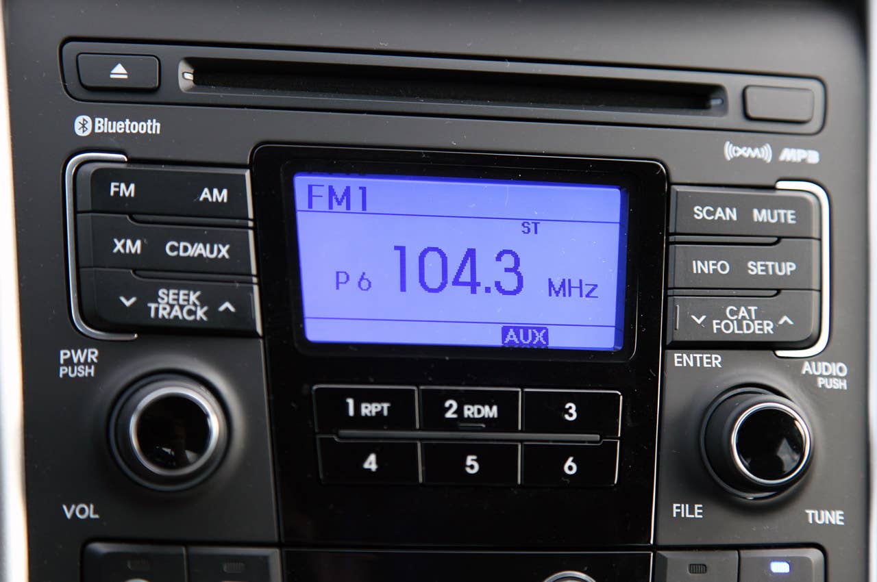 2011 Hyundai Sonata Hybrid audio controls