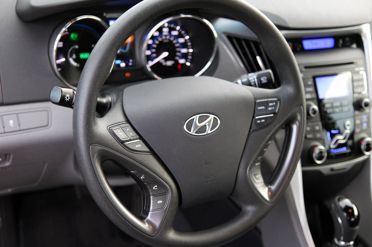 2011 Hyundai Sonata Hybrid steering wheel