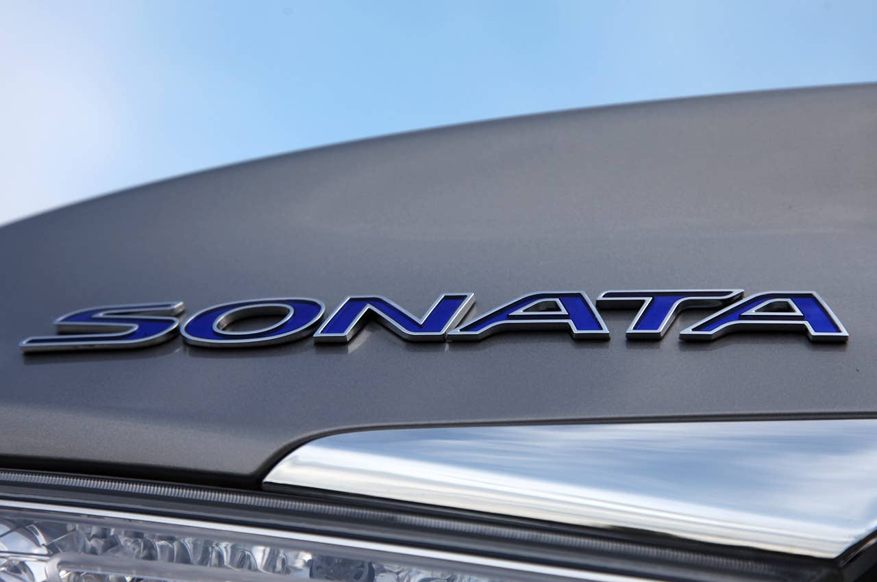 2011 Hyundai Sonata Hybrid badge