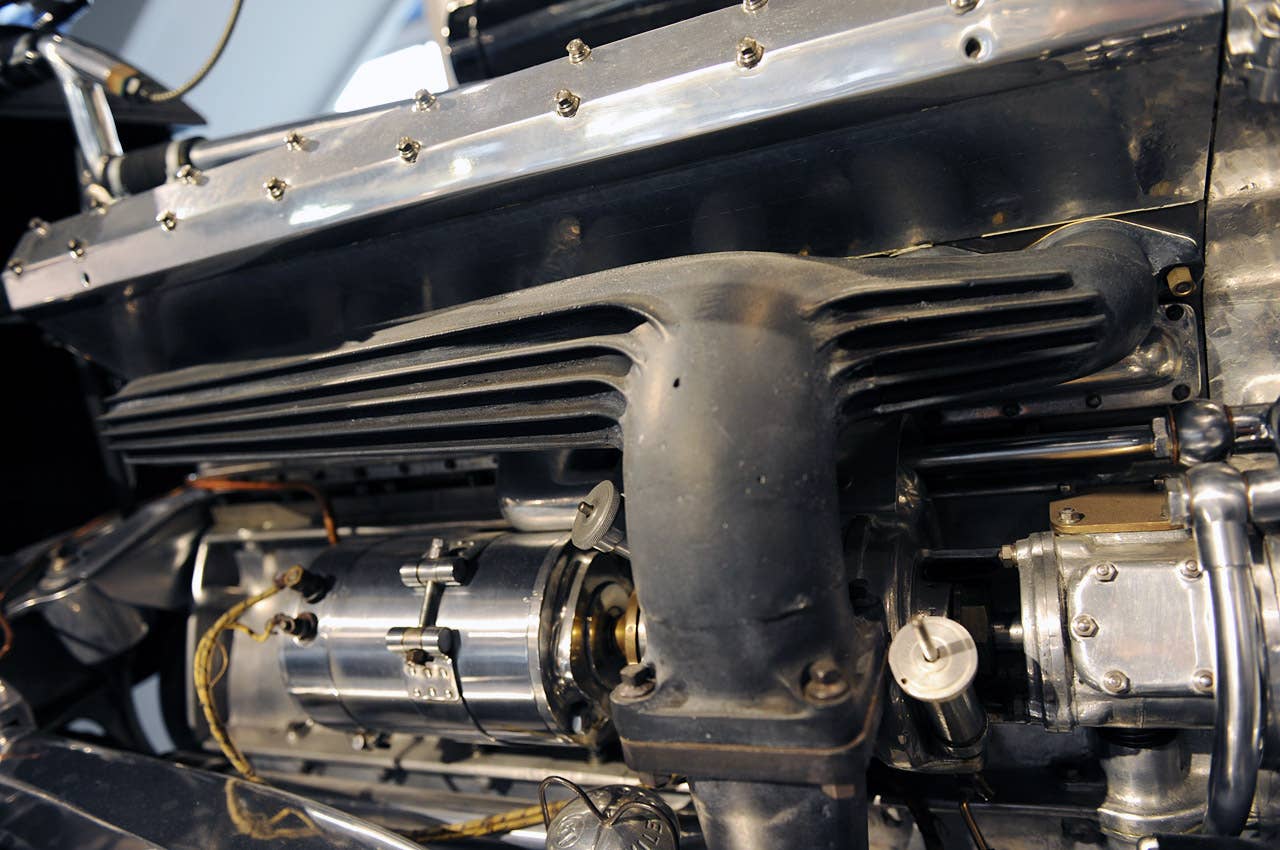 Very interesting: a finned exhaust header. With eight cylinders dumping into one tube, every bit of cooling counts