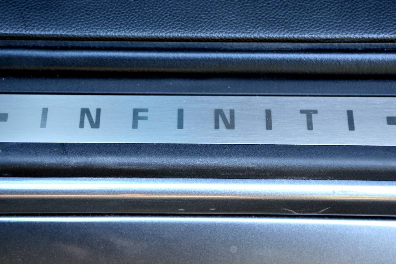 2011 Infiniti IPL G Coupe sill plate